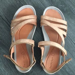 BARETRAPS sandals